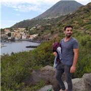 Laureato con 110 e lode in scienze filosofiche, impartisce lezioni di storia della filosofia, filosofia medievale, filosofia moderna, sociologia, storia moderna, storia greca, romana, psicologia e filosofia politica. Le lezioni saranno organizzate in modo